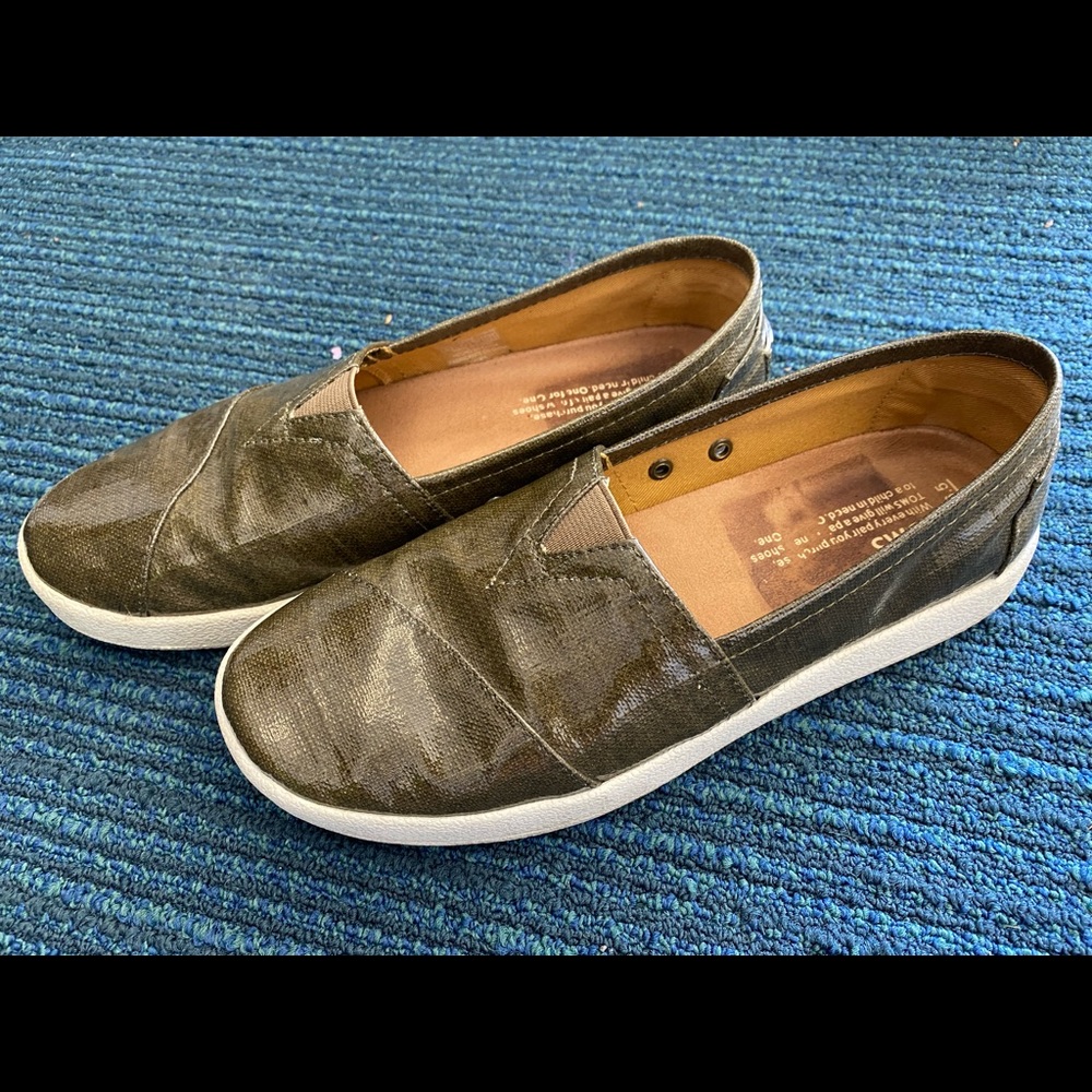 Tom’s slip on sneakers
